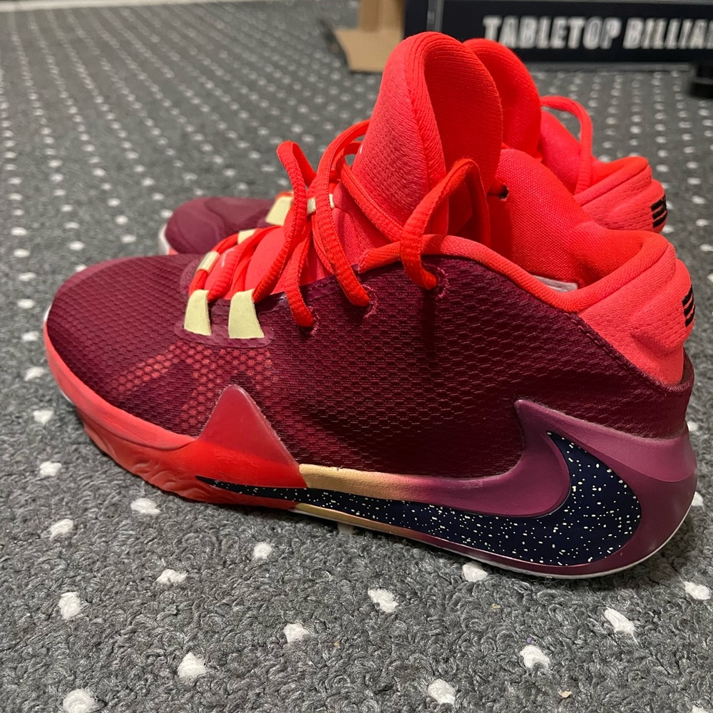 MENS NIKE GIANNIS ZOOM “FREAK 1” NOBLE RED BASKETBALL SHOES SIZE GS 6Y
